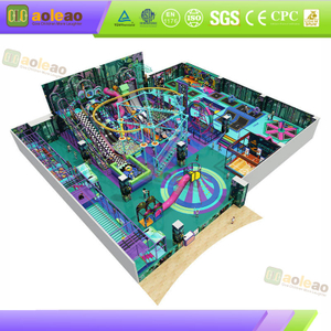 parque de aventuras cubierto con zonas de circuito de cuerdas