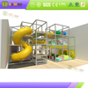 Equipo de juegos interior comercial con tobog&aacute;n en espiral y t&uacute;nel tubular.