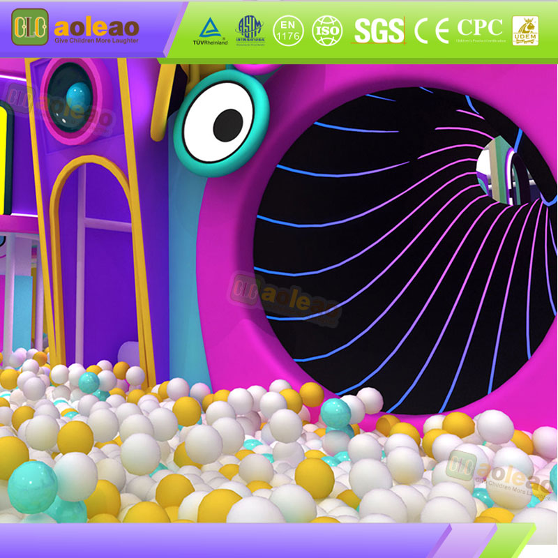 Slide Dalam Ruangan Kastil Nakal Desain S-Slide Spiral Area Bermain Anak Pakaian Halus Tanpa Terjebak