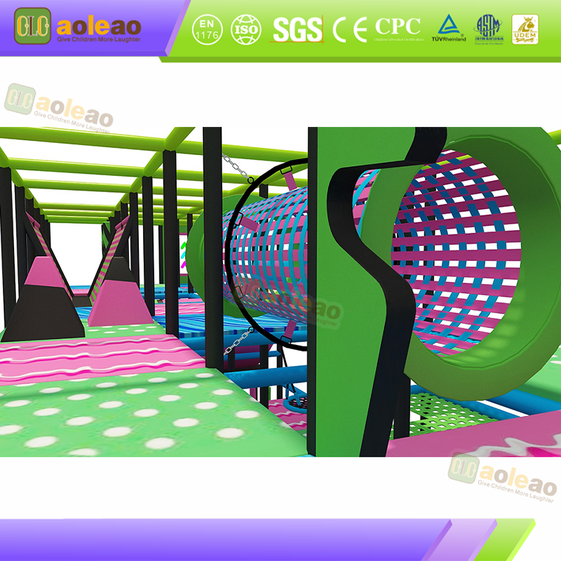 Pieni leikkikentt&auml; Slide Maze Park, sis&auml;leikkikentt&auml;, kest&auml;v&auml; ja helppohoitoinen
