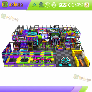 Vista frontal completa del equipo del centro de juegos interior.