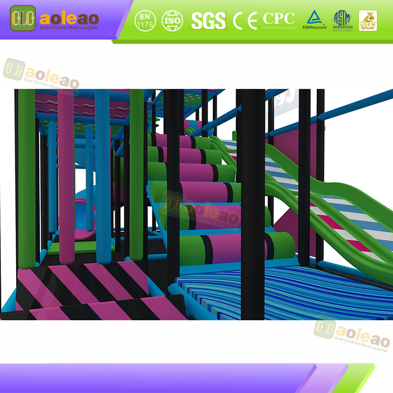Pieni leikkikentt&auml; Slide Maze Park, sis&auml;leikkikentt&auml;, kest&auml;v&auml; ja helppohoitoinen